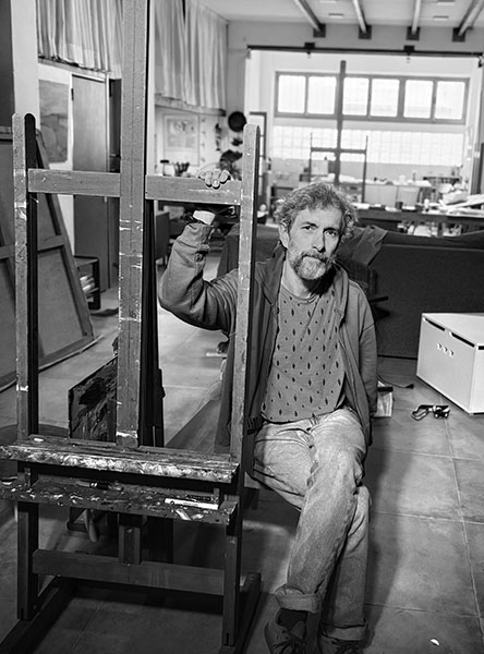 Retrato de Bellod en estudi. Latent Paintings en la que la imagen se activa mediante la luz y la percepci&oacute;n.