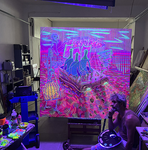 Obra y retrato de Bellod con luz violeta,del proyecto Latent Paintings en la que la imagen se activa mediante la luz y la percepci&oacute;n.