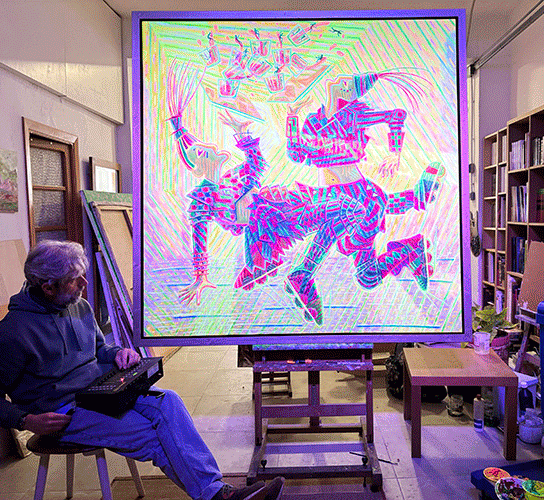 retrato con obra de Bellod del proyecto Latent Paintings en la que el color se percibe de forma variable seg&uacute;n la iluminaci&oacute;n.